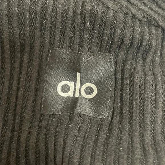 ALO Yoga Black V-Neck Ribbed Top - Picture 4 of 7